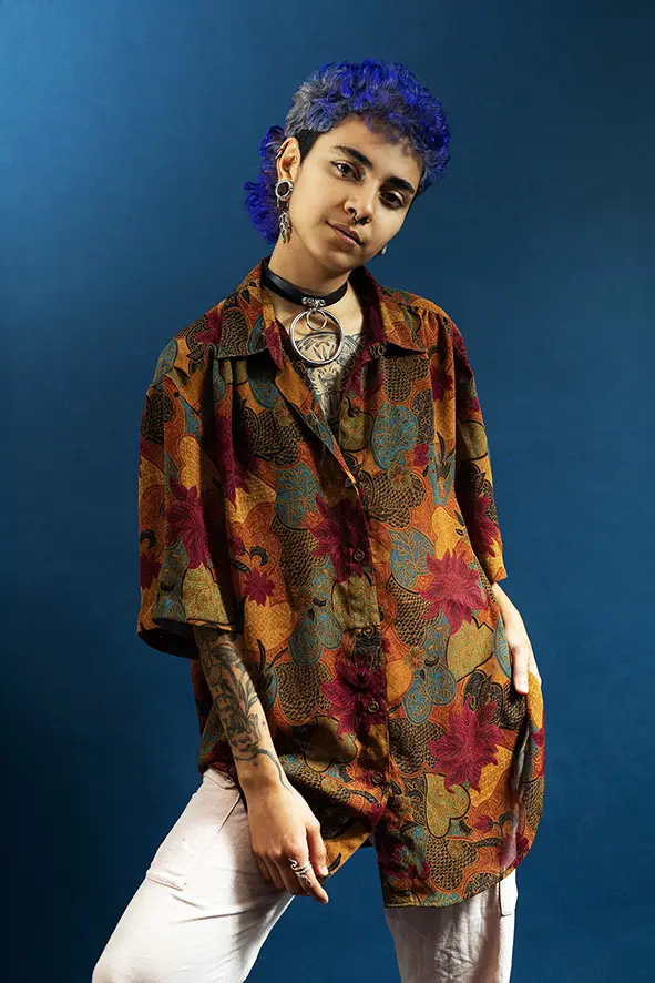 لزبین با موی آبی و تاتو